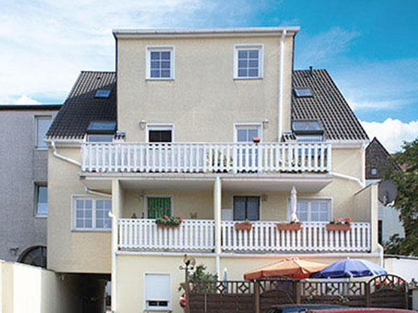 Mehrfamilienhaus Nietleben - Großer Balkon aus Holz mit Garagen Druchfahrt - Ingenieurbüro Apler
